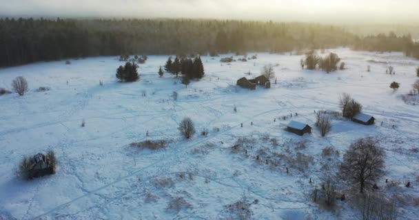 Passez devant un village abandonné en hiver. Vue depuis une hauteur — Video