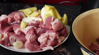 Evdeki taze etten kıyma makinesinde kıyma yapmak..