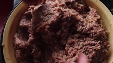 Evdeki taze etten kıyma hazırlığı. Tavuk hazırlama yöntemi..