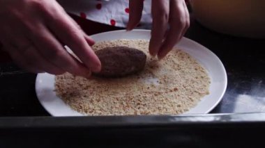 Masada kadın eli olan et pirzolaları pişirmek. Ev yemeği. Yemek pişirmek. Et yemeği..