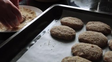 Masada kadın eli olan et pirzolaları pişirmek. Ev yemeği. Yemek pişirmek. Et yemeği..