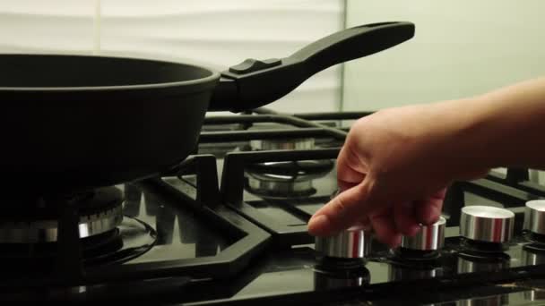 Vařím kotlety masa. Domácí kuchyně. Šťavnaté kotlety jsou smažené v oleji na černé pánvi. — Stock video