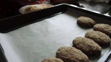 Masada kadın eli olan et pirzolaları pişirmek. Ev yemeği. Yemek pişirmek. Et yemeği..