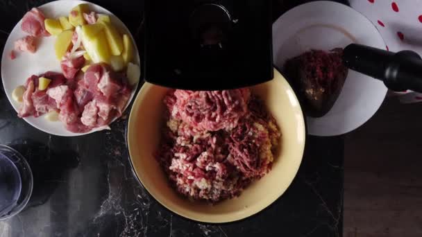Gehakt vlees koken in een elektrische vleesmolen van vers vlees thuis. — Stockvideo