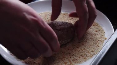 Masada kadın eli olan et pirzolaları pişirmek. Ev yemeği. Yemek pişirmek. Et yemeği..
