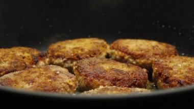 Et pirzolası pişiriyorum. Ev yemeği. Sulu et pirzolaları siyah bir tavada yağda kızartılır..