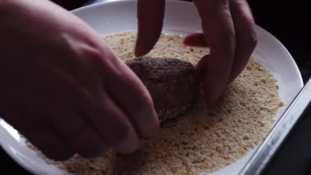 Cozinhar costeletas de carne com as mãos das mulheres na mesa. Cozinha caseira. Cozinhar comida. Prato de carne. — Vídeo de Stock