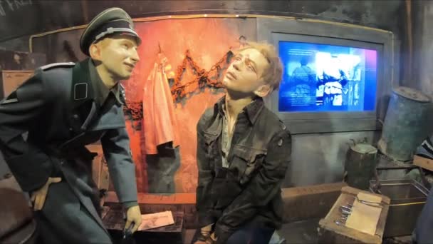Rekonstrukce druhé světové války. Figuríny - válečný zajatec je mučen gestapem . — Stock video