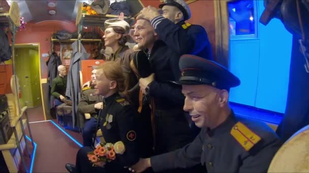 Os militares estão voltando para casa de trem, após a vitória sobre a Alemanha nazista. Reconstrução. — Vídeo de Stock