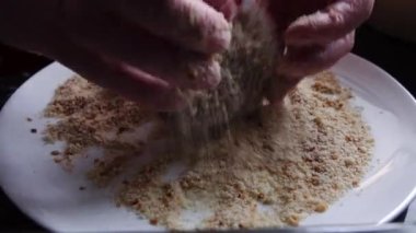 Masada kadın eli olan et pirzolaları pişirmek. Ev yemeği. Yemek pişirmek. Et yemeği..