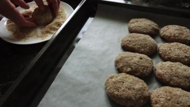 Masada kadın eli olan et pirzolaları pişirmek. Ev yemeği. Yemek pişirmek. Et yemeği..