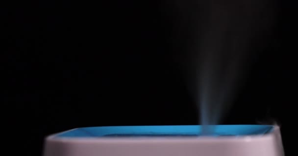 Dampf aus dem Ultraschallbefeuchter auf schwarzem Hintergrund. Das Konzept der Gesundheitsversorgung. — Stockvideo