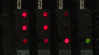 Kırmızı ağ bağlantı göstergeleri. Askılık sunucuları olan sunucu odası.