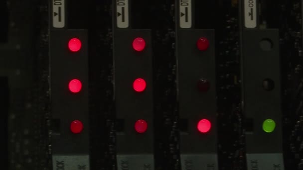 Indicateurs de connexion réseau rouge. Salle de serveurs avec serveurs rack. — Video