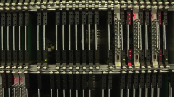 빨간 네트워크 연결 지표입니다. 랙 서버가 있는 서버 실. — 비디오