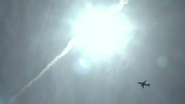 El avión vuela sobre el fondo de un hermoso cielo despejado — Vídeos de Stock