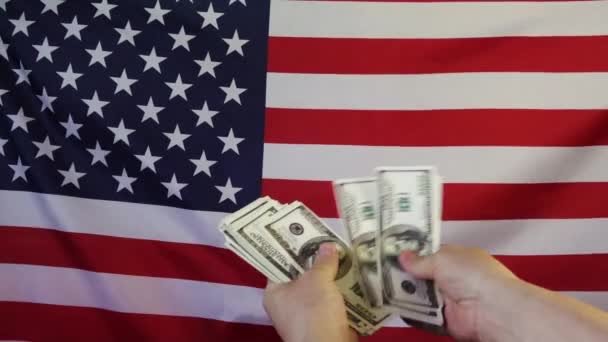 Dollari in caduta sullo sfondo della bandiera americana.In slow motion. Pioggia di soldi. — Video Stock