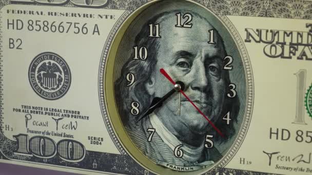 100-Dollar-Schein in Form einer Uhr, auf dem Hintergrund der Flagge der Vereinigten Staaten von Amerika. — Stockvideo