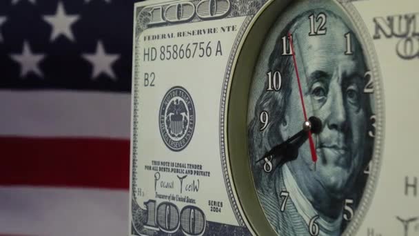 Χαρτονόμισμα των 100 δολαρίων με τη μορφή ρολογιού, στο φόντο της σημαίας των Ηνωμένων Πολιτειών της Αμερικής. — Αρχείο Βίντεο