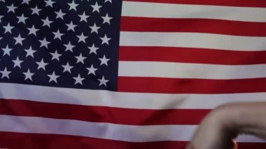 Amerikan bayrağının arka planına dolar düşmesi. Ağır çekimde. Para yağmuru.