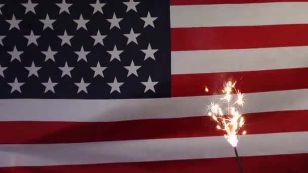 Jiskřivá svíčka na pozadí americké vlajky. — Stock video