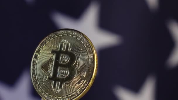 Kryptowährung Bitcoin auf dem Hintergrund der Flagge der Vereinigten Staaten von Amerika . — Stockvideo