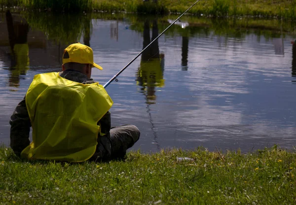 Concursos de pesca entre niños. Fishermans Day en una granja pesquera el 14 de julio de 2020 en Ustye, Rusia. —  Fotos de Stock