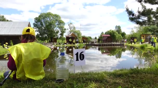 Dzieci na wyprawie na ryby. Dzień Rybaka na farmie rybackiej — Wideo stockowe