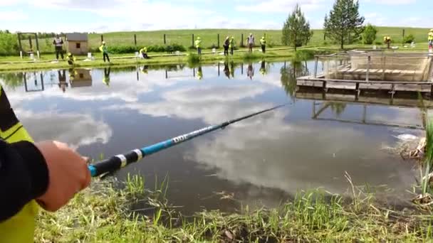 Dzieci na wyprawie na ryby. Dzień Rybaka na farmie rybackiej — Wideo stockowe