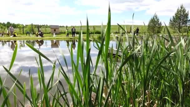 Niños en un viaje de pesca. Fishermans Day en una granja pesquera — Vídeo de stock