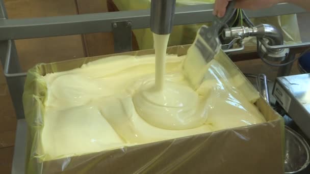 黄油被倒入奶油工厂的一个盒子里.熔融液霜涡旋的特写. — 图库视频影像