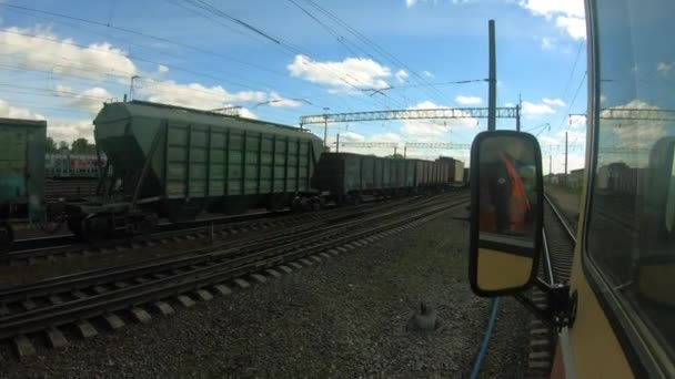 Utsikt från lokförarhytten. Järnvägstransport på sträckan. — Stockvideo