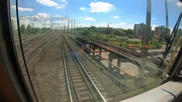Vista dalla cabina di guida della locomotiva. Trasporto ferroviario sulla tratta. — Video Stock