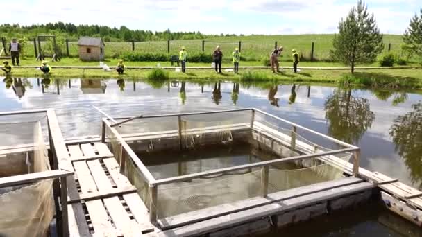 Dzieci na wyprawie na ryby. Dzień Rybaka na farmie rybackiej — Wideo stockowe