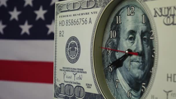 100-Dollar-Schein in Form einer Uhr, auf dem Hintergrund der Flagge der Vereinigten Staaten von Amerika. — Stockvideo