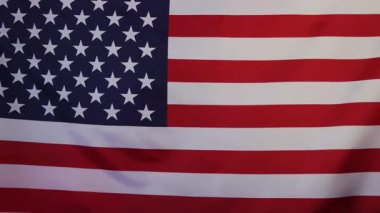 Amerikan bayrağının arka planına dolar düşmesi. Ağır çekimde. Para yağmuru.