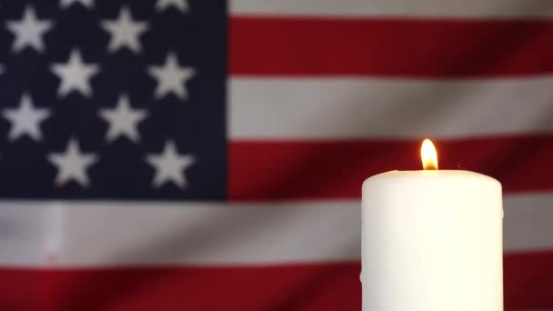 Ένα κερί στο φόντο της Αμερικάνικης σημαίας. Μια μέρα μνήμης, γιορτής και πένθους.. — Αρχείο Βίντεο