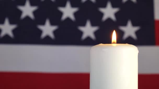 Свеча на фоне американского флага. День памяти, празднования и траура. — стоковое видео