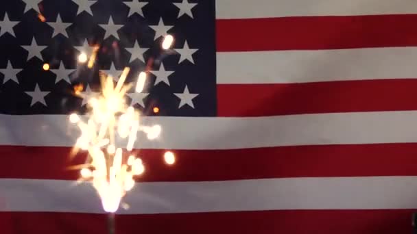 アメリカ国旗を背景にしたキラキラしたキャンドル. — ストック動画