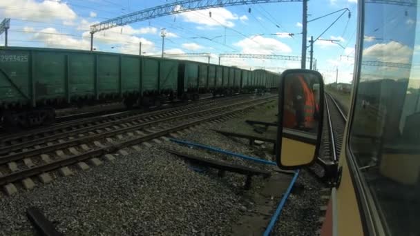 Blick aus dem Führerhaus der Lokomotivführer. Eisenbahnverkehr auf der Strecke. — Stockvideo