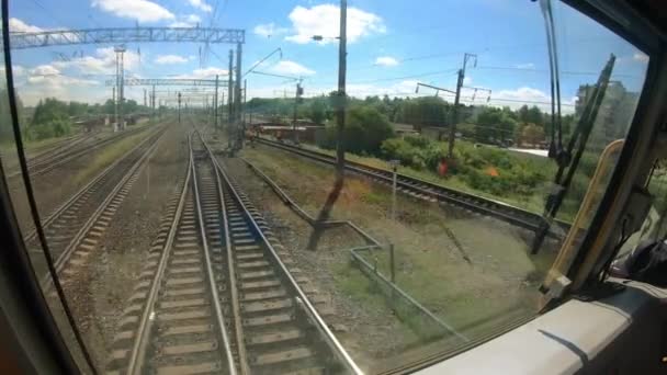 Utsikt från lokförarhytten. Järnvägstransport på sträckan. — Stockvideo