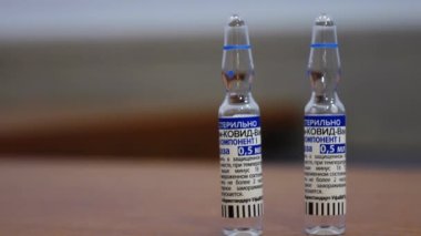 Sputnik V olarak bilinen GAM COVID vakum aşısının ampulleri. Rusça 'da Gam-COVID-Vac, Bileşen 1 olarak tercüme edilir. Yeni Aşı Çalışması - Moskova 11.06.2021