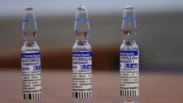 Ampoules du vaccin GAM COVID Vac connu sous le nom de Spoutnik V. Écrit en russe traduit par Gam-COVID-Vac, composante 1. Nouvelle étude sur les vaccins - Russie.Moscou 11.06.2021 — Video