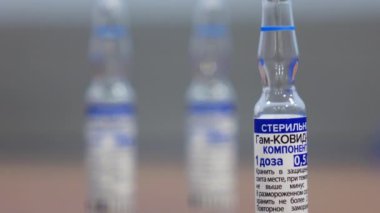 Sputnik V olarak bilinen GAM COVID vakum aşısının ampulleri. Rusça 'da Gam-COVID-Vac, Bileşen 1 olarak tercüme edilir. Yeni Aşı Çalışması - Moskova 11.06.2021