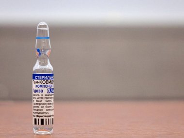 Sputnik V olarak bilinen GAM COVID vakum aşısının ampulleri. Rusça 'da Gam-COVID-Vac, Bileşen 1 olarak tercüme edilir. Yeni Aşı Çalışması - Moskova 11.06.2021
