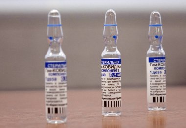Sputnik V olarak bilinen GAM COVID vakum aşısının ampulleri. Rusça 'da Gam-COVID-Vac, Bileşen 1 olarak tercüme edilir. Yeni Aşı Çalışması - Moskova 11.06.2021