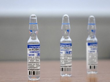 Sputnik V olarak bilinen GAM COVID vakum aşısının ampulleri. Rusça 'da Gam-COVID-Vac, Bileşen 1 olarak tercüme edilir. Yeni Aşı Çalışması - Moskova 11.06.2021