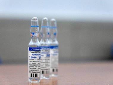 Sputnik V olarak bilinen GAM COVID vakum aşısının ampulleri. Rusça 'da Gam-COVID-Vac, Bileşen 1 olarak tercüme edilir. Yeni Aşı Çalışması - Moskova 11.06.2021