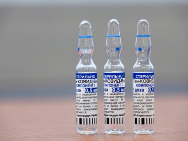 Sputnik V olarak bilinen GAM COVID vakum aşısının ampulleri. Rusça 'da Gam-COVID-Vac, Bileşen 1 olarak tercüme edilir. Yeni Aşı Çalışması - Moskova 11.06.2021