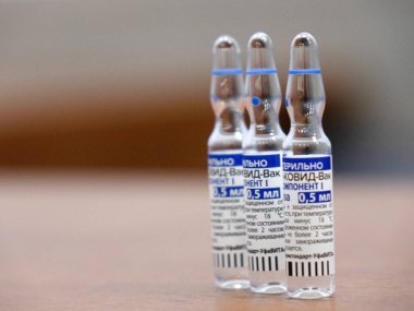 Sputnik V olarak bilinen GAM COVID vakum aşısının ampulleri. Rusça 'da Gam-COVID-Vac, Bileşen 1 olarak tercüme edilir. Yeni Aşı Çalışması - Moskova 11.06.2021